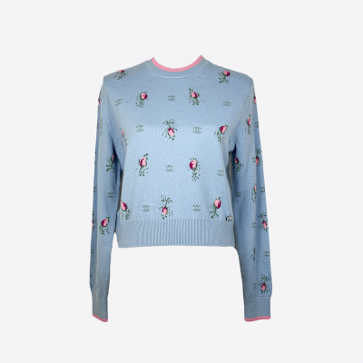 Pull Chanel bleu ciel avec motifs de roses